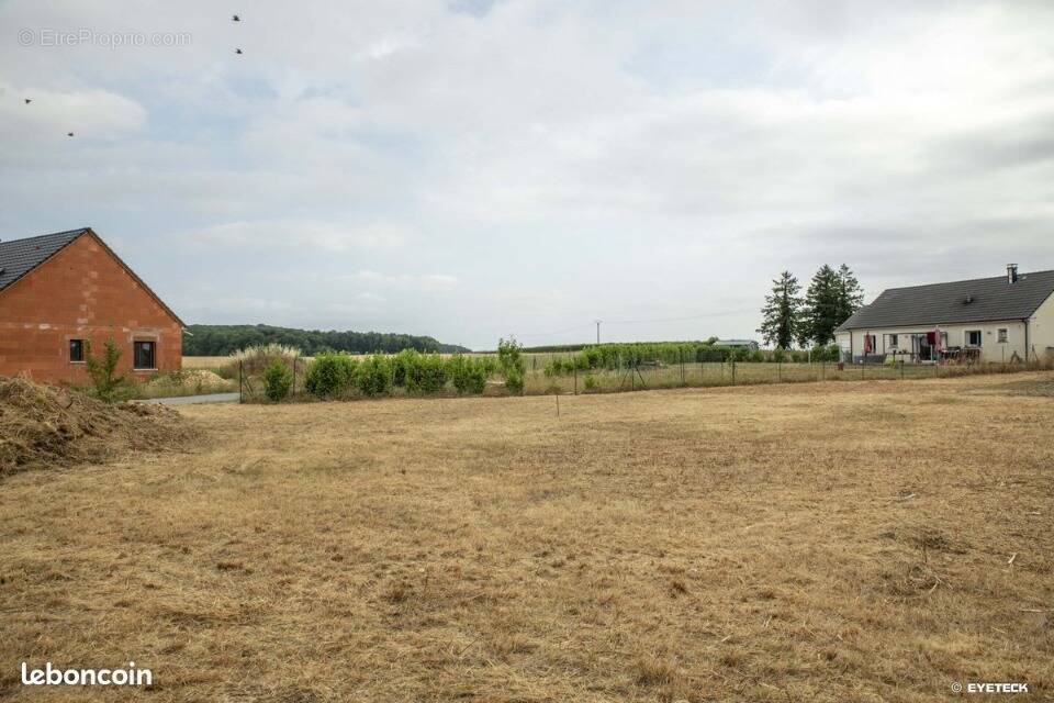 Terrain à BRECY