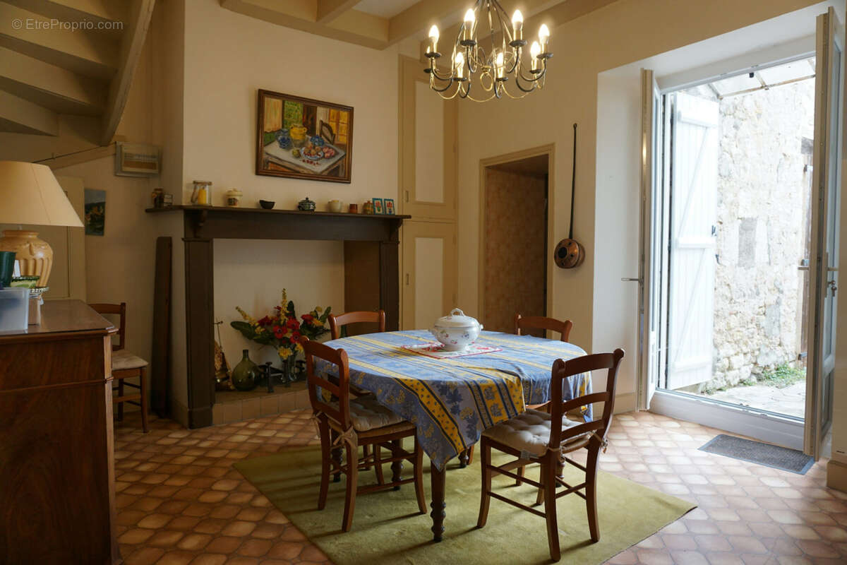 Maison à CASTELNAU-MONTRATIER