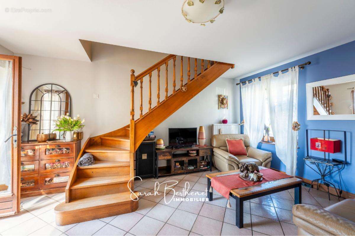 Maison à LA TOUR-DE-SALVAGNY
