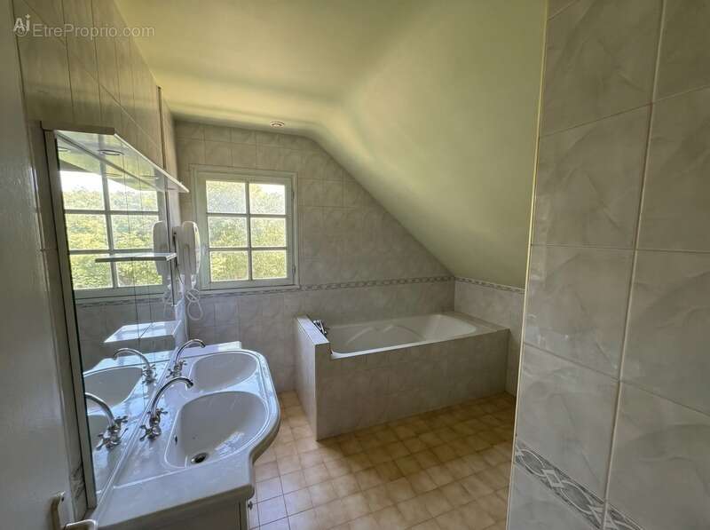 Longère en pierre – 150,76 m² – 6 pièces – 5 chambres – Terrain 6 345 m² – Dépendances – Hangar – Sous-sol complet - photo 20