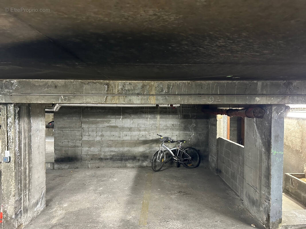 Parking à PARIS-12E