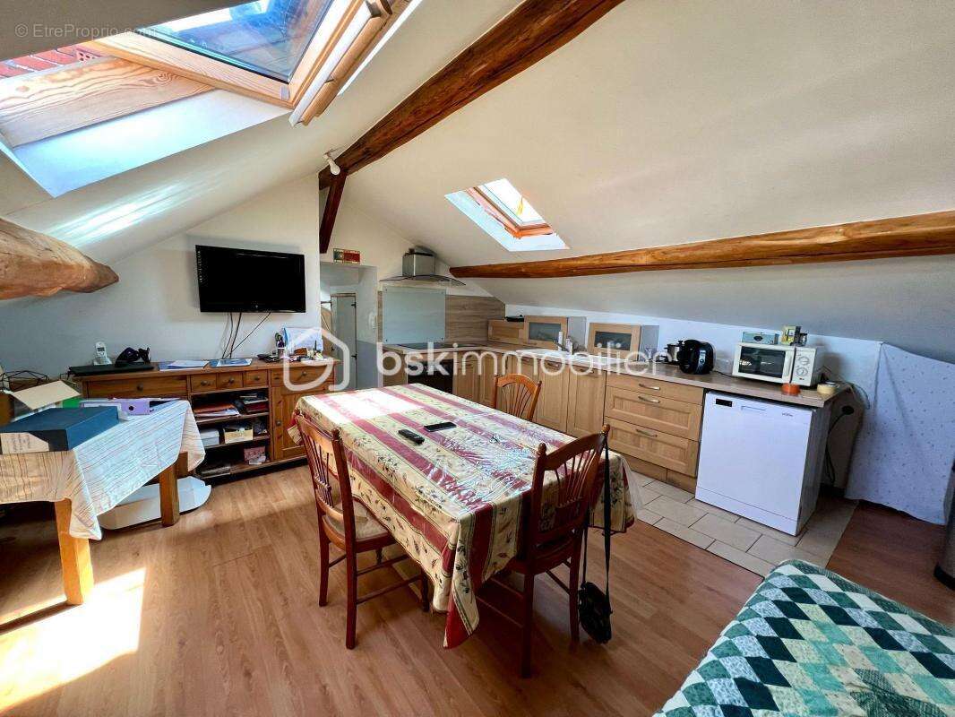 Appartement F3 au dernier étage avec vue dégagée - photo 2