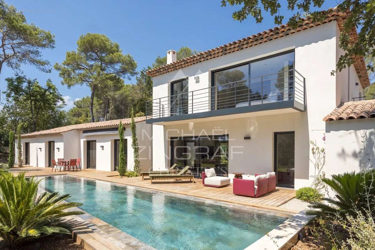Mougins – Villa familiale rénovée dans un domaine confidentiel - photo 3