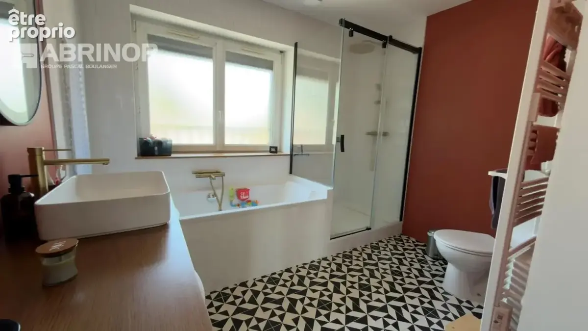 Maison 3 chambres entièrement renovée proche métro & commerces - photo 6