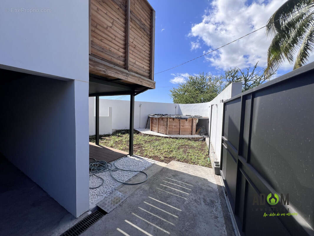 Extérieur - jardin - Accès sous sols - Maison à LA POSSESSION