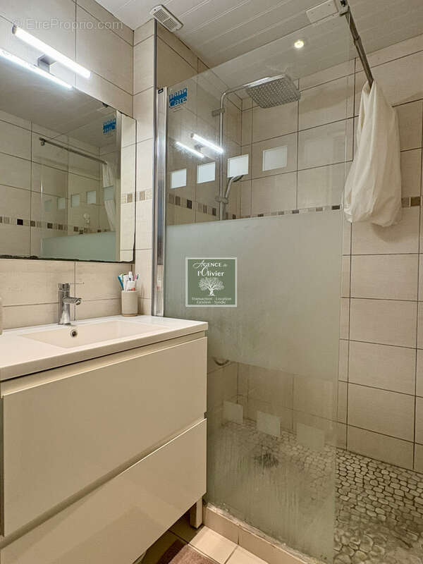 ARLES. Appartement en parfait état avec cave et parking. - photo 8