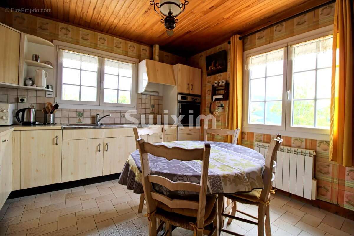 Maison 172 m² à Saint-Claude  - photo 5
