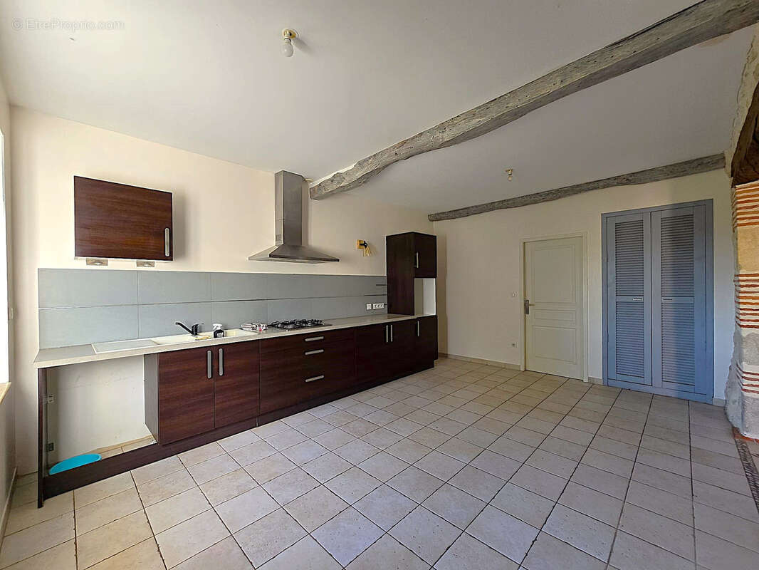 Rare - Délicieuse propriété 1,9 hectare maison rénovée et nombreuses dépendances - photo 18