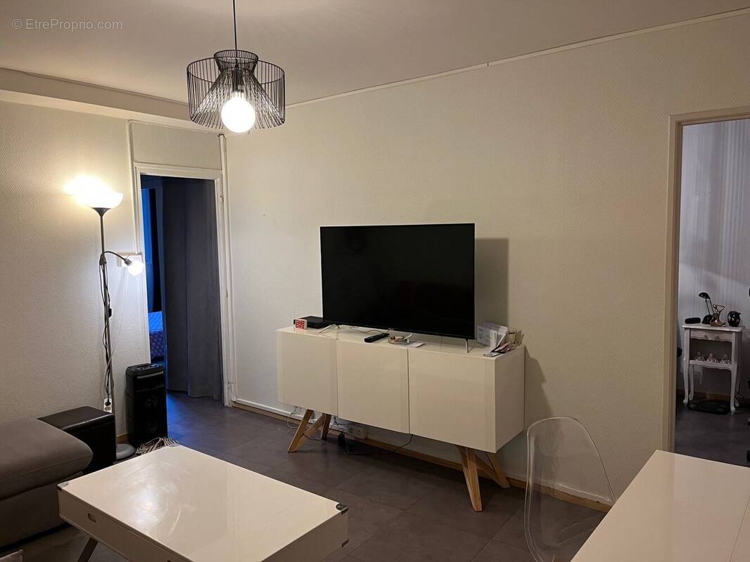 pièce de vie avec sortie par porte fenêtre expo SUD - Appartement à AUCH