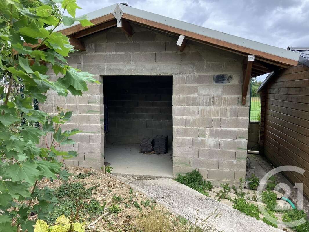 Maison à MONCETZ-LONGEVAS