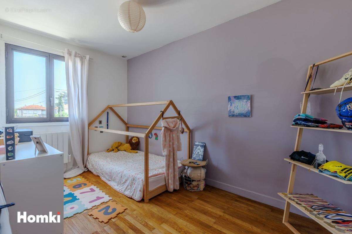 MIONS – Maison familiale de 158 m² avec véranda de 28 m² sur terrain de 777 m² - photo 11