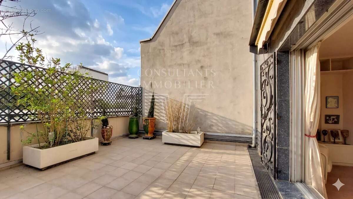 Appartement à PARIS-16E