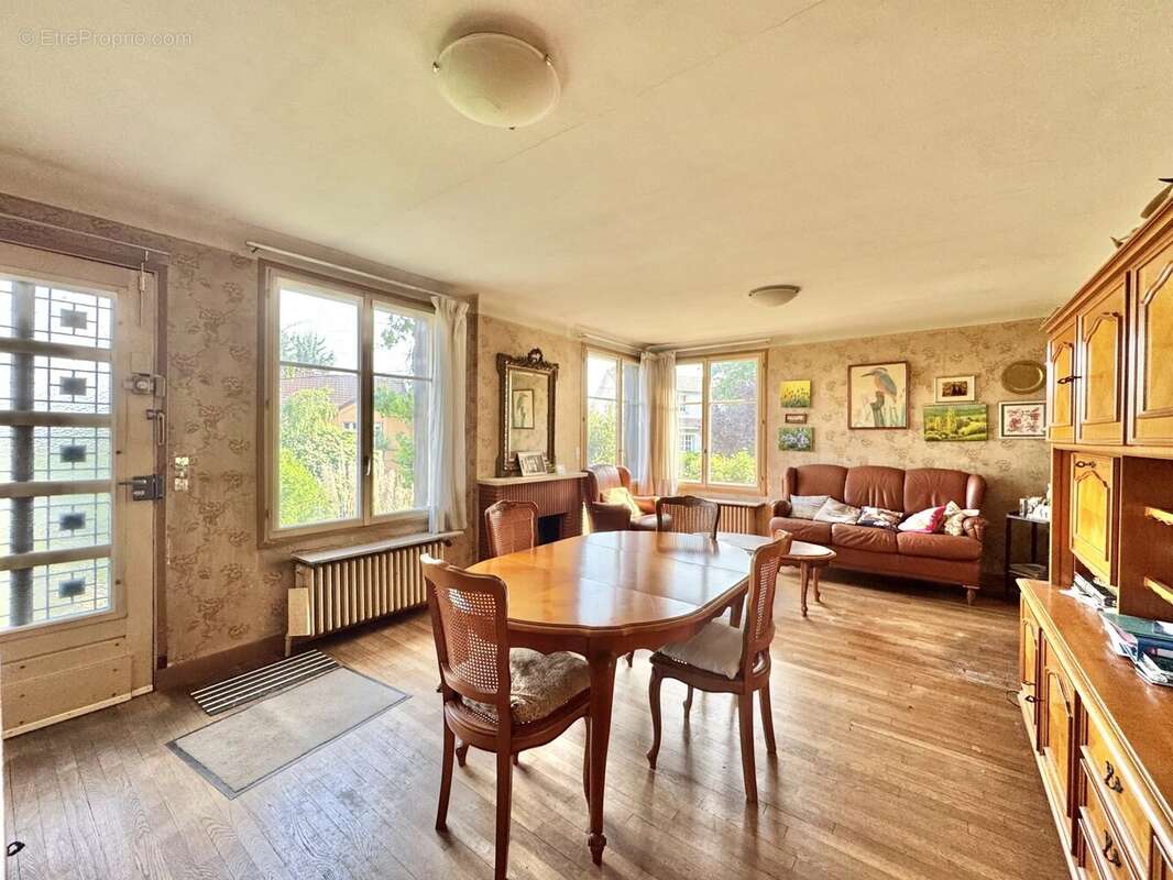 Maison à VERRIERES-LE-BUISSON