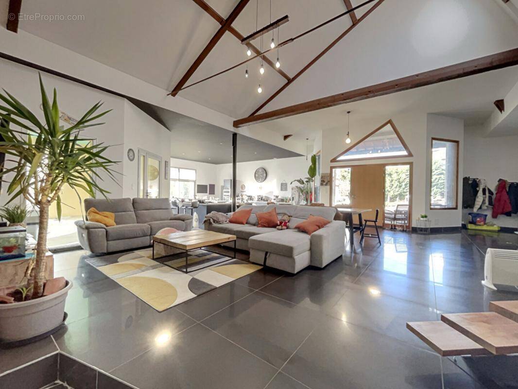 Maison à CHAMBOST-LONGESSAIGNE