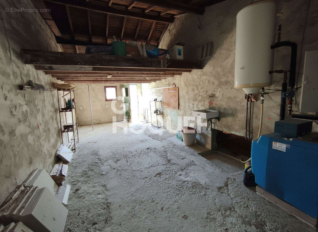 Maison à ENTRAIGUES-SUR-LA-SORGUE