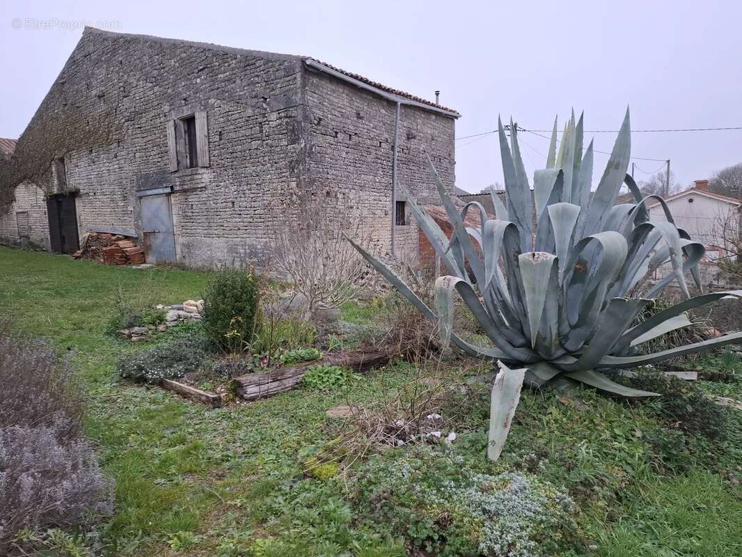 Maison à FONTAINE-CHALENDRAY