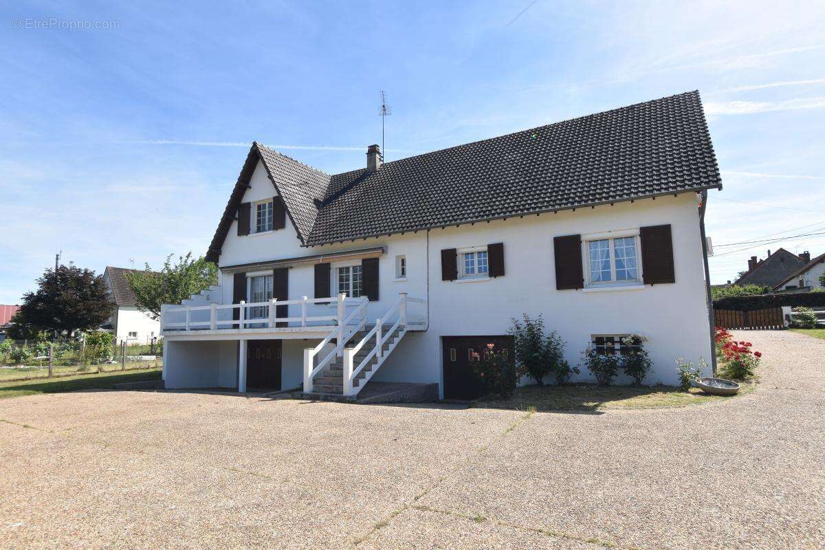 Maison à MYENNES