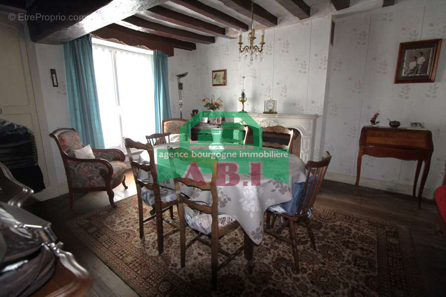 58, Varzy proche des commerces MAISON DE BOURG habitable à rafraîchir au goût du jour. - photo 5