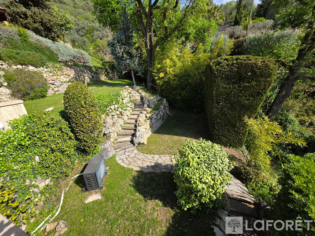 Villa avec piscine, terrasses, stationnements et superbe jardin sur les hauteurs de CARROS - photo 8