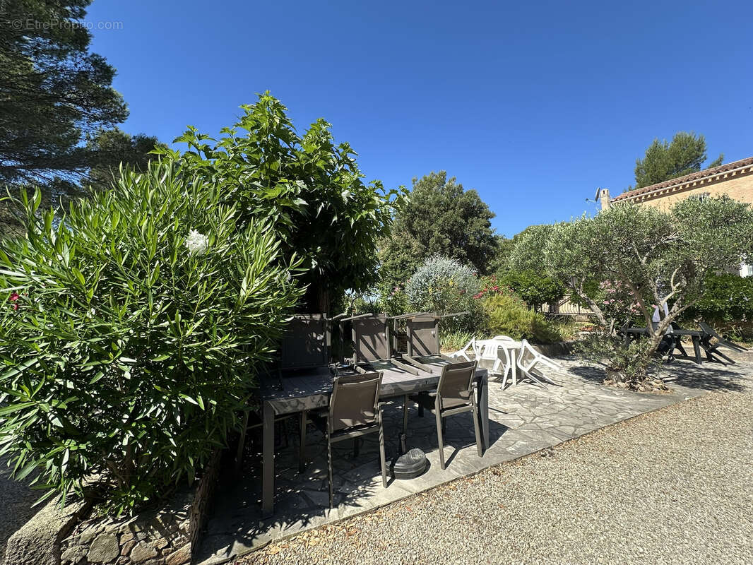 Appartement 33 m2 a frejus en rez-de-jardin, avec piscine terrain de tennis, basket et boules - photo 2