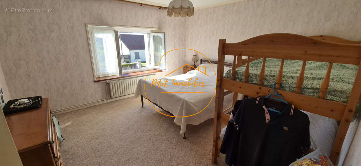 Maison familiale de 118 m2 avec dépendances, garages et beau potentiel - photo 5