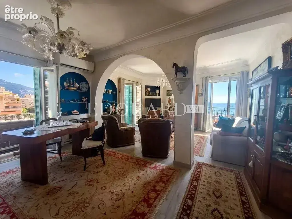 Face à la mer et au Casino Barrière de Menton, deux pièces d'exception en dernier étage avec vue féerique - photo 2