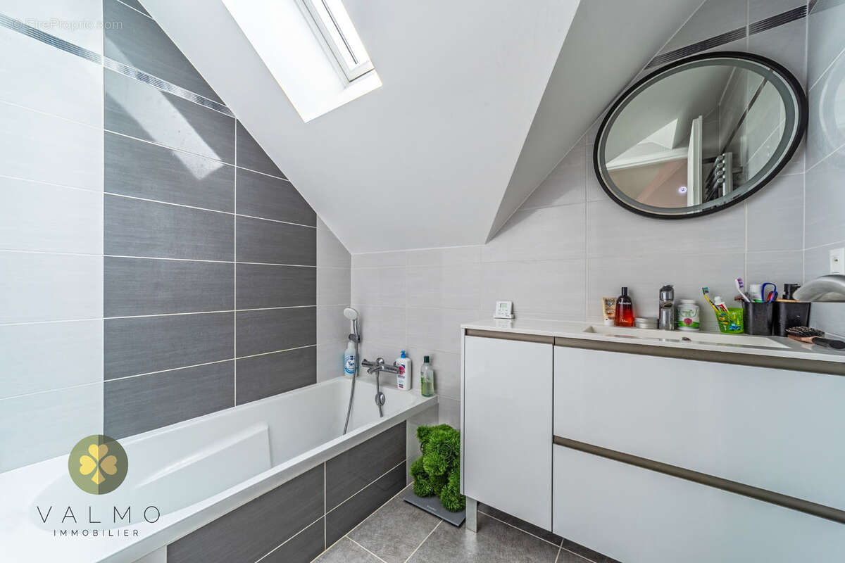 Appartement à NEAUPHLE-LE-CHATEAU