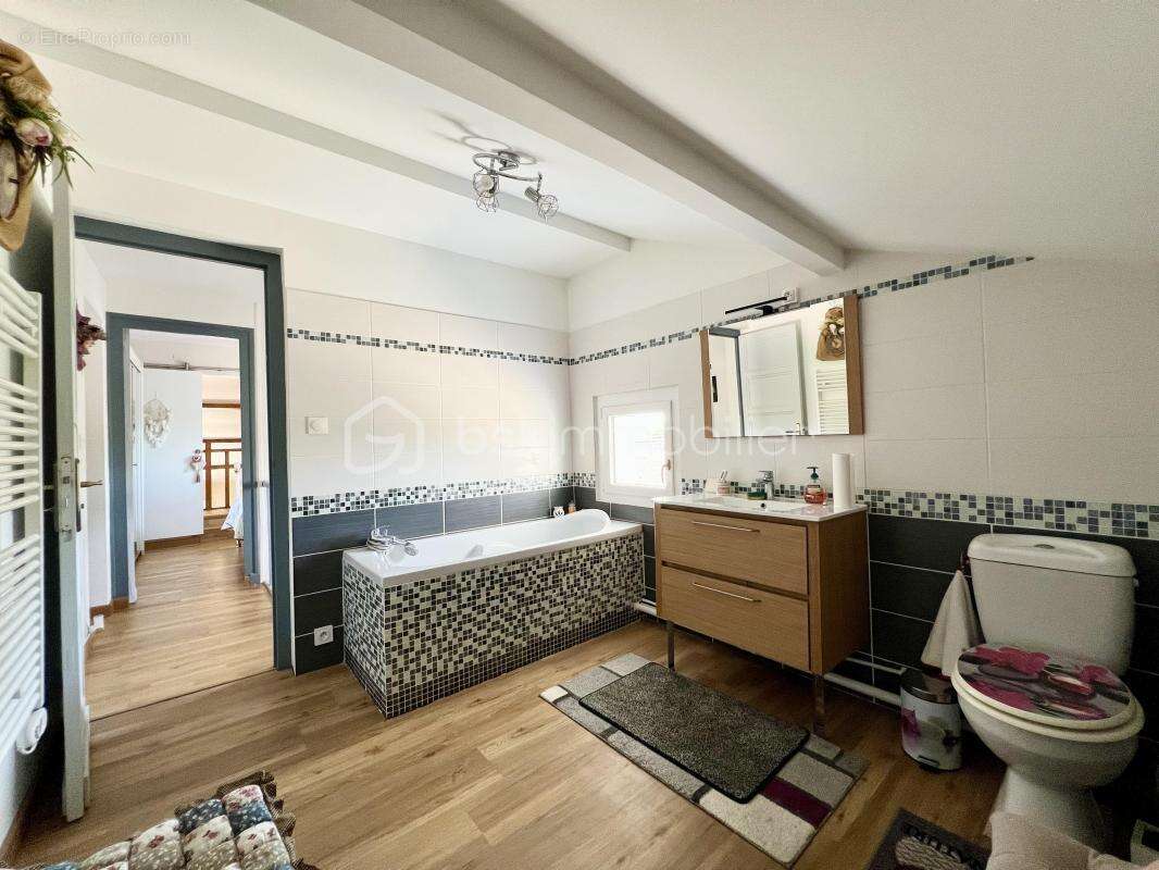 Maison à SAINT-MEDARD-DE-GUIZIERES