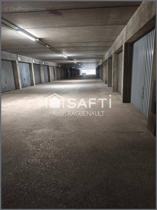 Photo 1 - Parking à LYON-8E