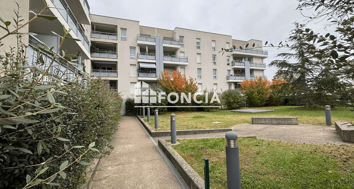 DECINES proche Mairie, T2 dernier étage avec balcon et garage inclus - photo 2