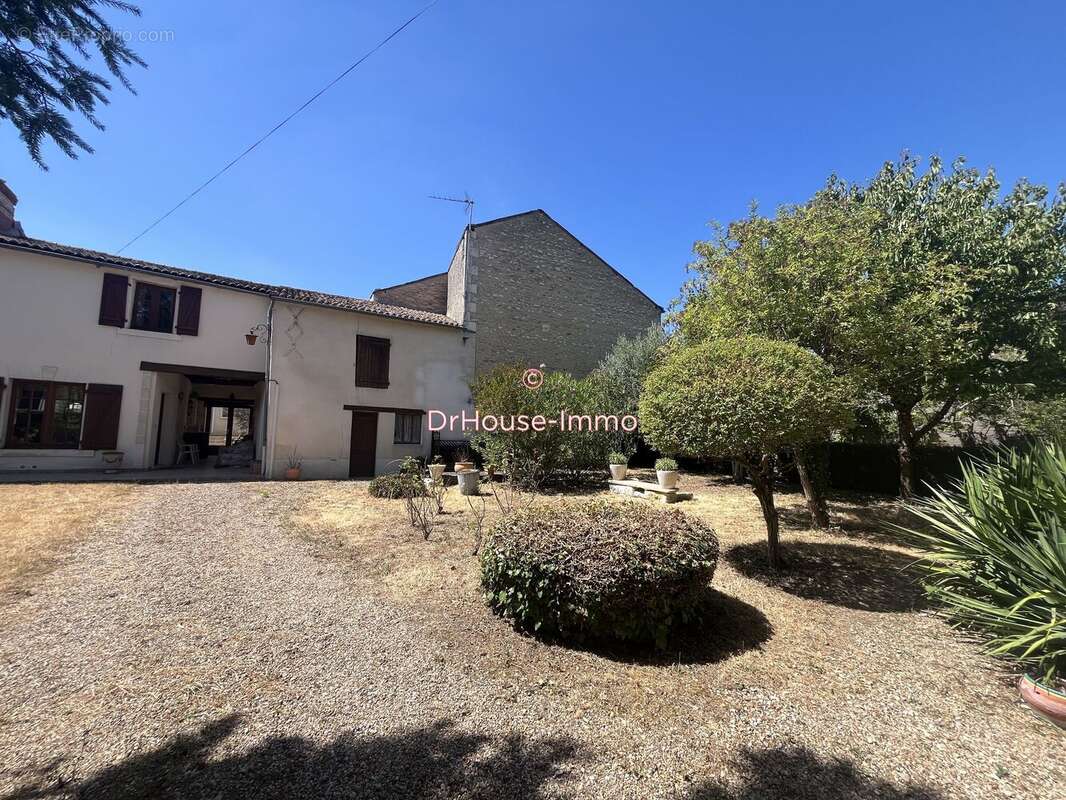 Maison 222 m² à Jaunay-Clan  - photo 4