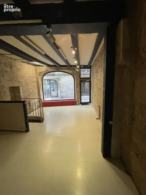 local avec vitrine refaite en 2018