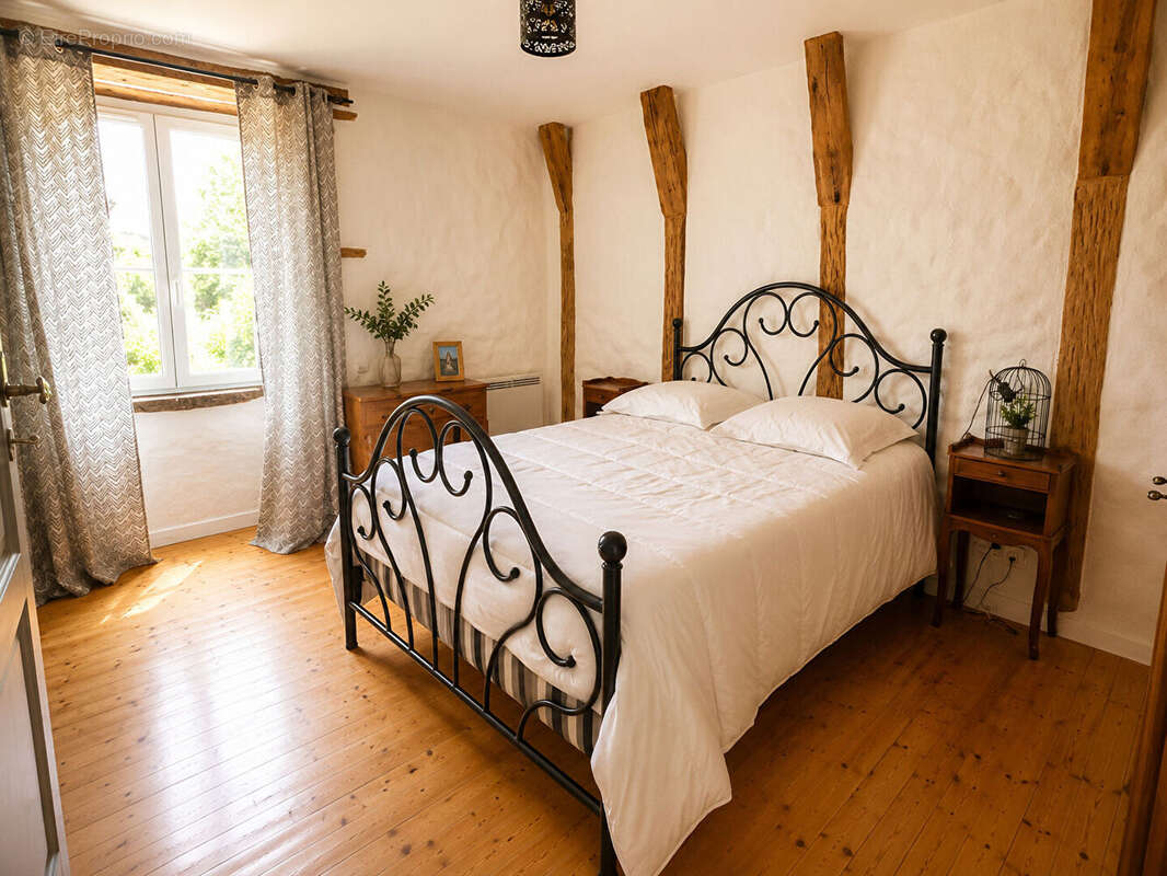 Maison de caractère  à Vernines dans le Puy de Dôme : aux portes des Volcans d'Auvergne, idéale pour une activité de chambres d' - photo 8