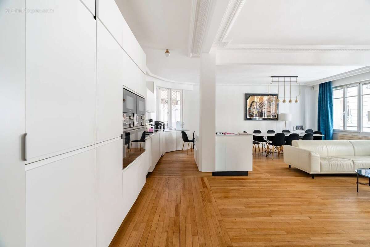 Appartement à PARIS-16E