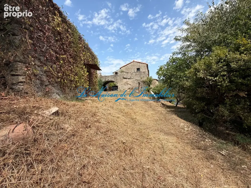 En fond d'impasse, avec vue sur les Cévennes mas en pierres de 350 m2 de surface, 10 pièces et dépendances sur - photo 3