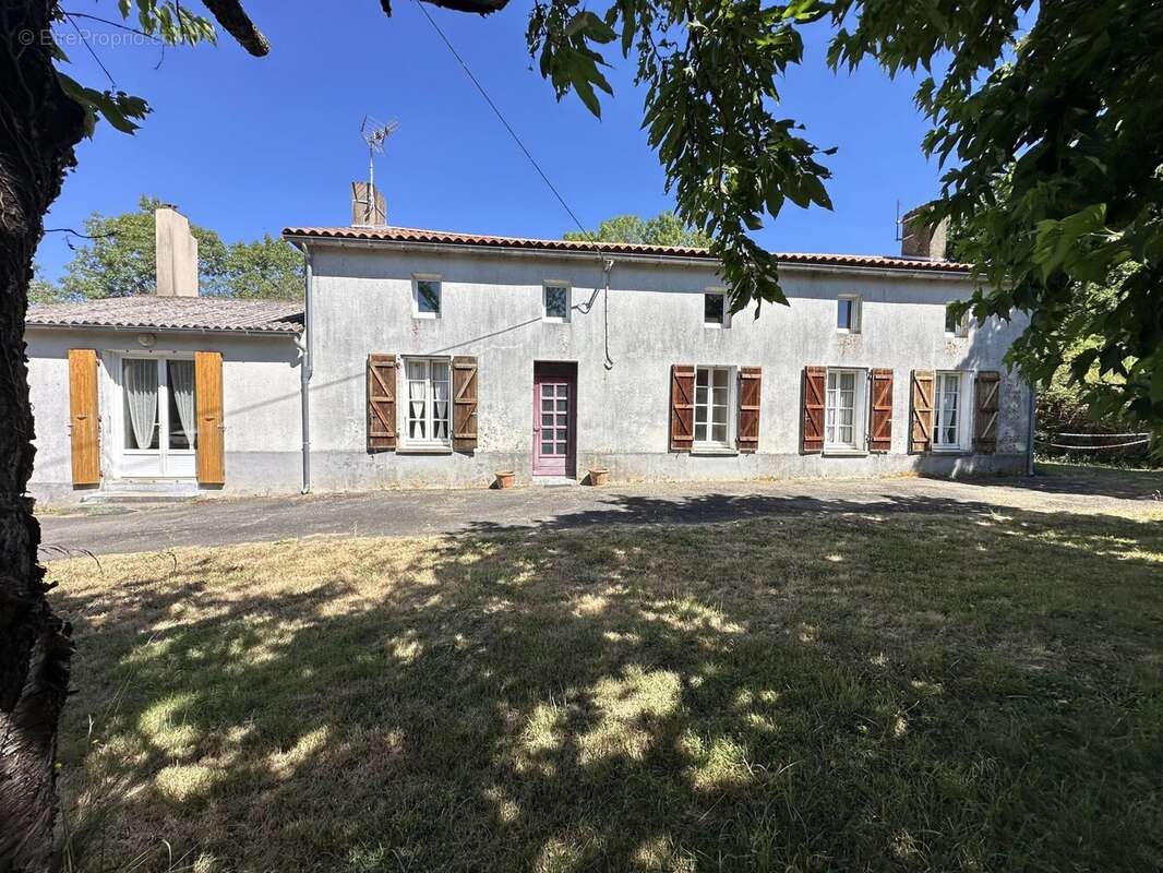 Longère entre Bressuire et La Chapelle-Saint-Laurent, 3 chambres avec granage en pierre - photo 4