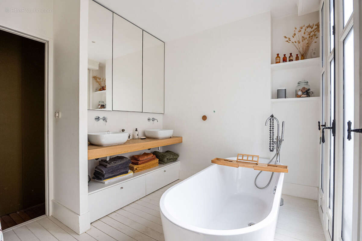 Appartement de prestige 134 m² dans un immeuble de caractère avec ascenseur et parking. - photo 16