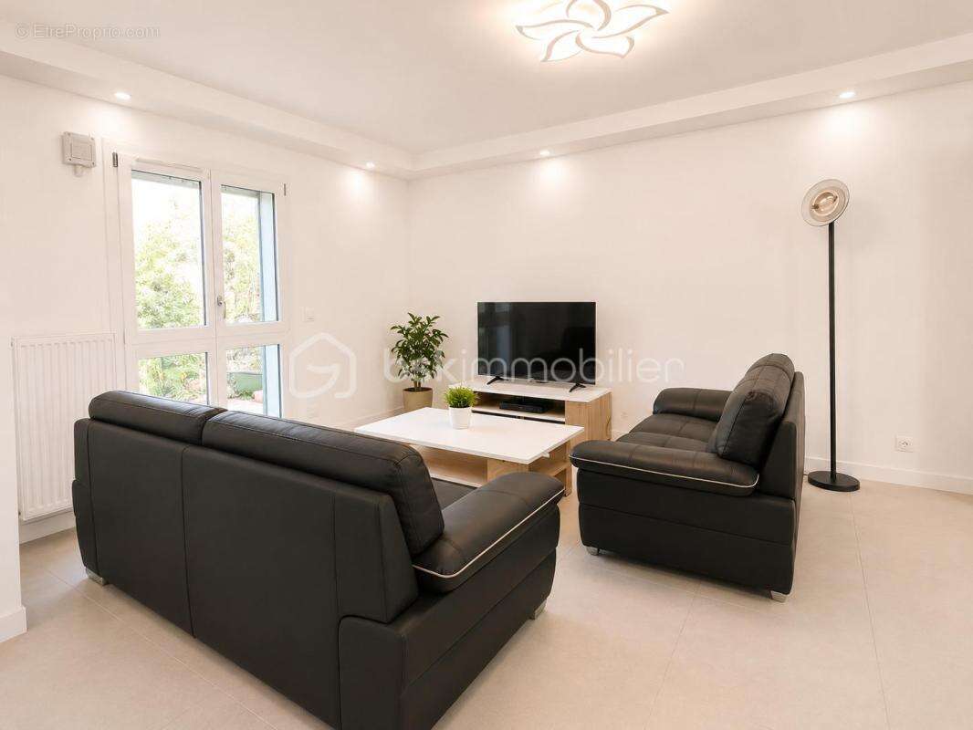 Maison familiale 5 pièces - 85 m ² habitables - Terrain de 216 m² - Combles aménagés de 27 m² - Jardin sans vis-à-vis - photo 4