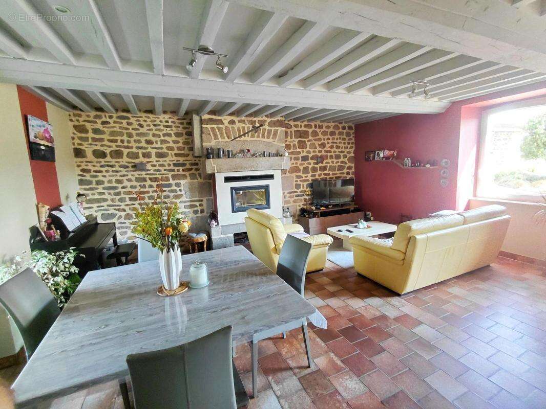 Maison en pierre rénovée, dépendances, hangar de 260m² - photo 3