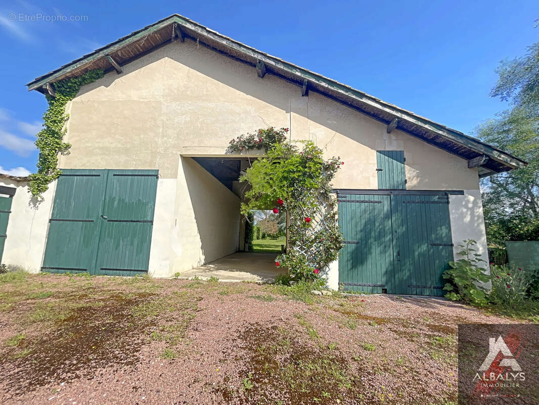 Maison à LES ARTIGUES-DE-LUSSAC