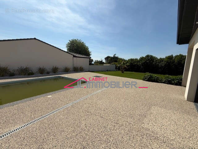 Maison à CHARMES-SUR-RHONE