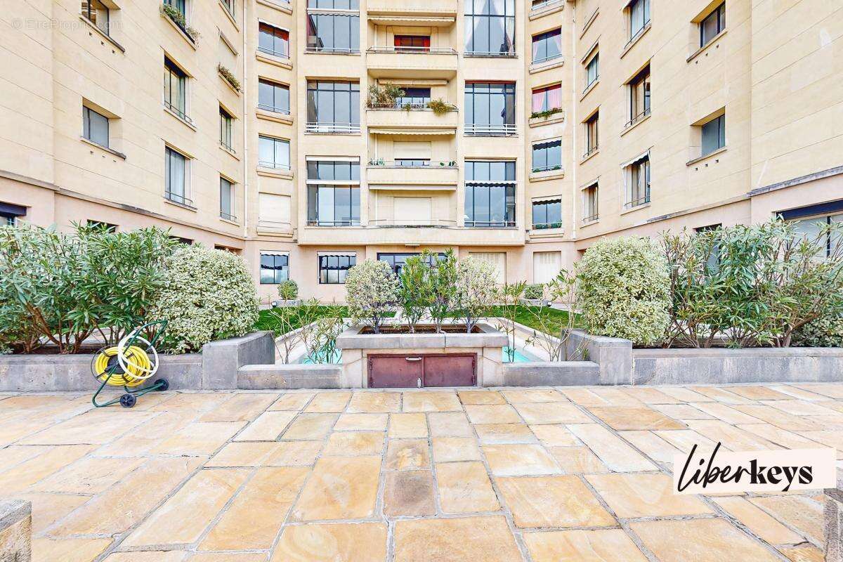 Appartement à PARIS-16E