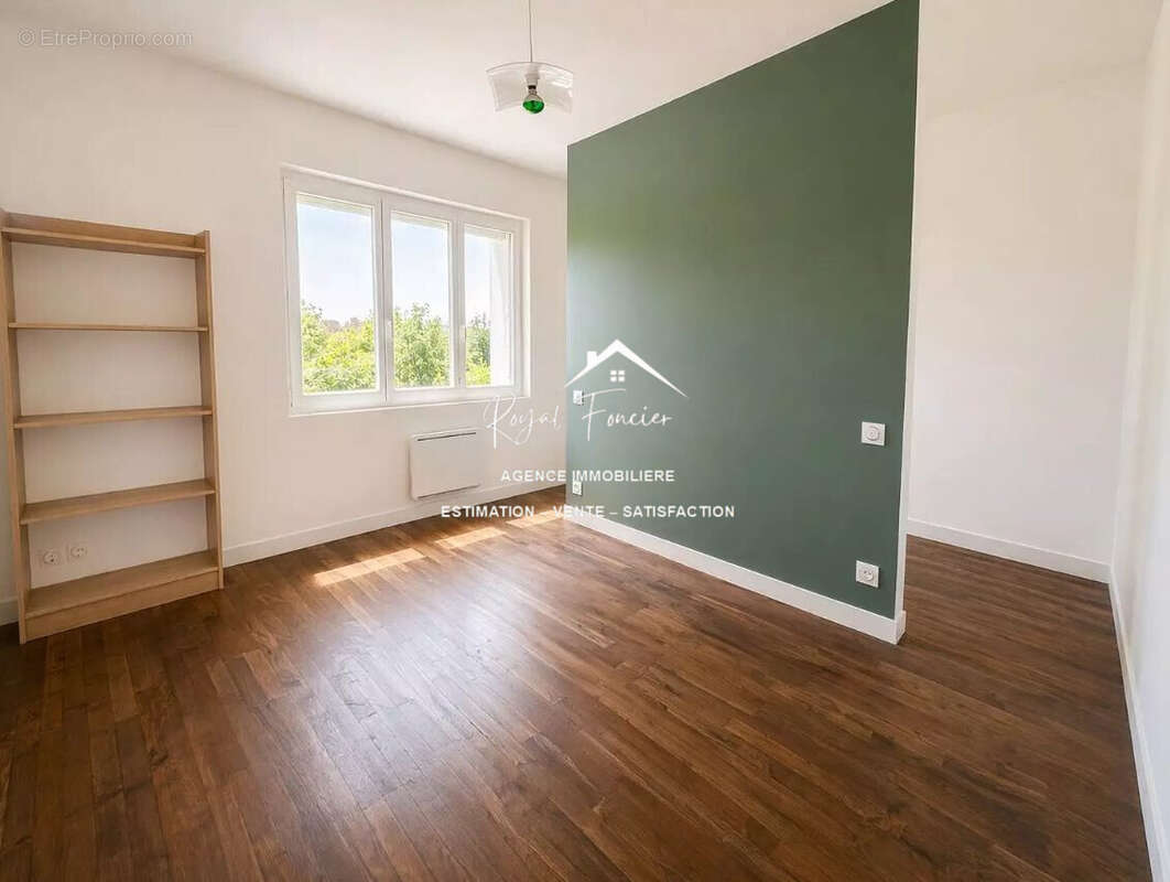 Chambre 1 avec dressing  - Maison à CHATELLERAULT