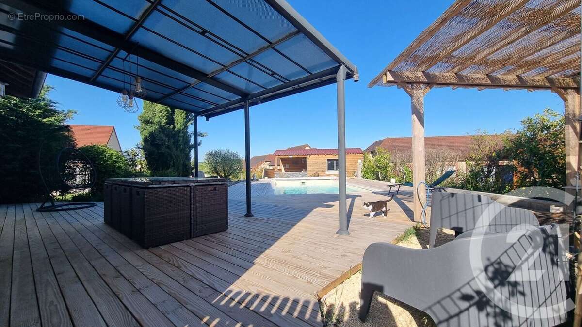 Maison à NEUILLY-LE-REAL