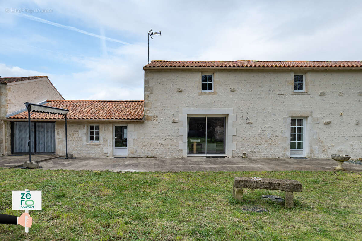 Maison à LES MAGNILS-REIGNIERS