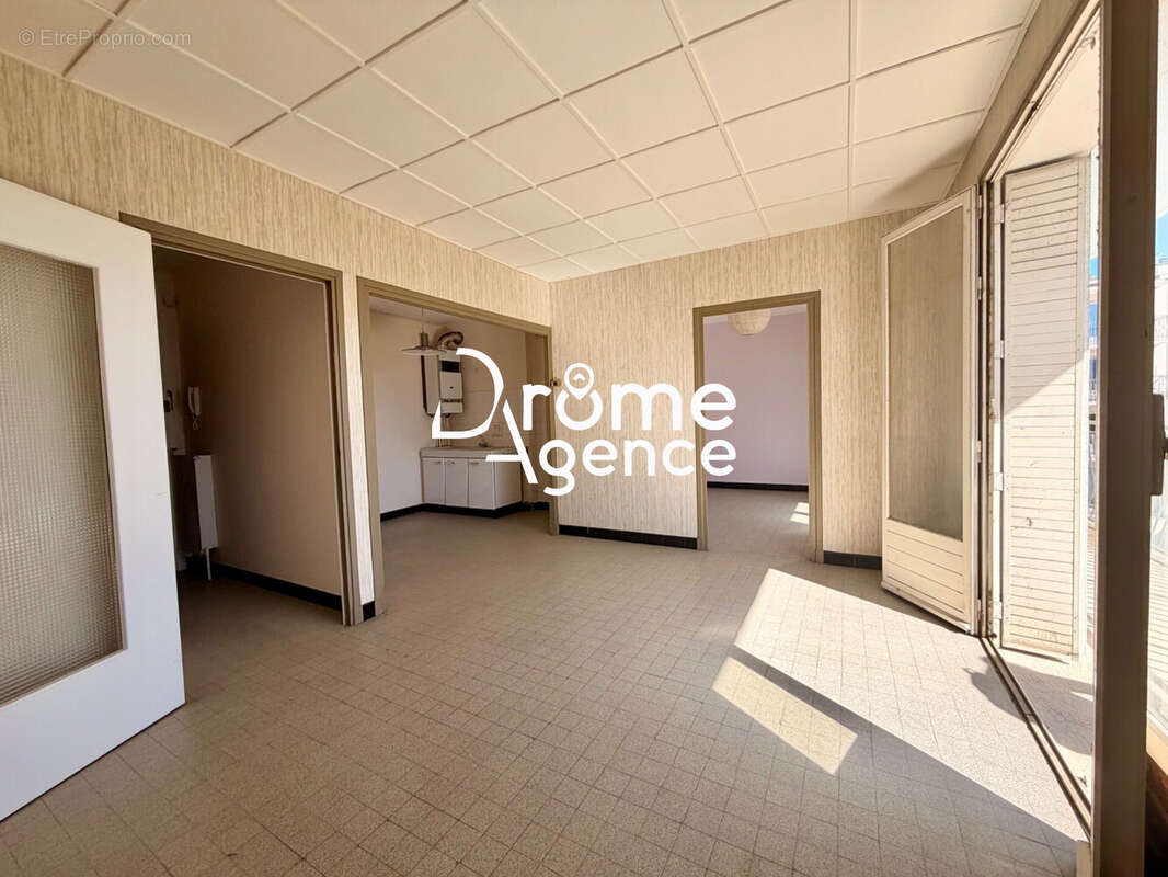 Appartement 40 m² à Bourg-Les-Valence  - photo 4