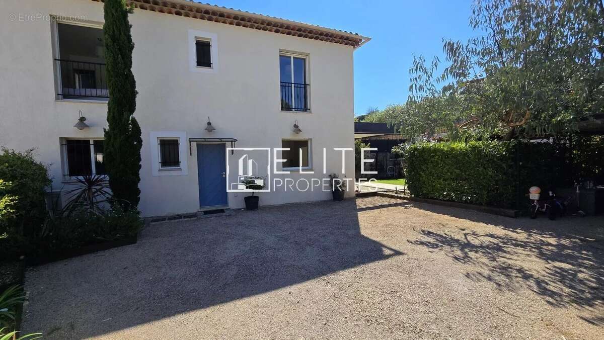 Maison à LA ROQUETTE-SUR-SIAGNE