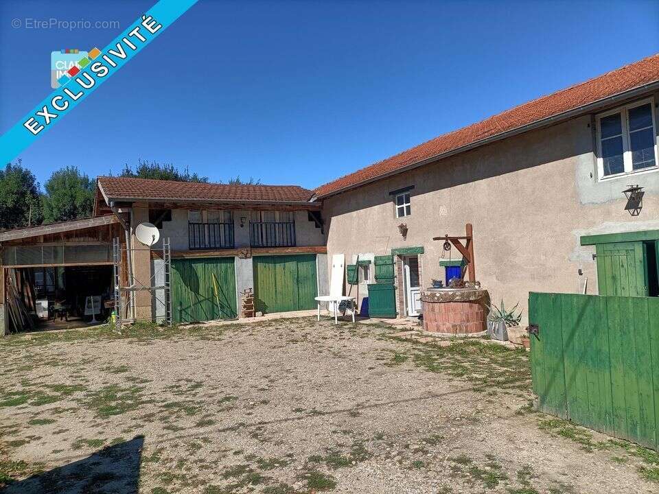 A BIZIAT PROCHE MACON ET BOURG-EN-BRESSE FERME 5 PIECES SUR - Maison à BIZIAT