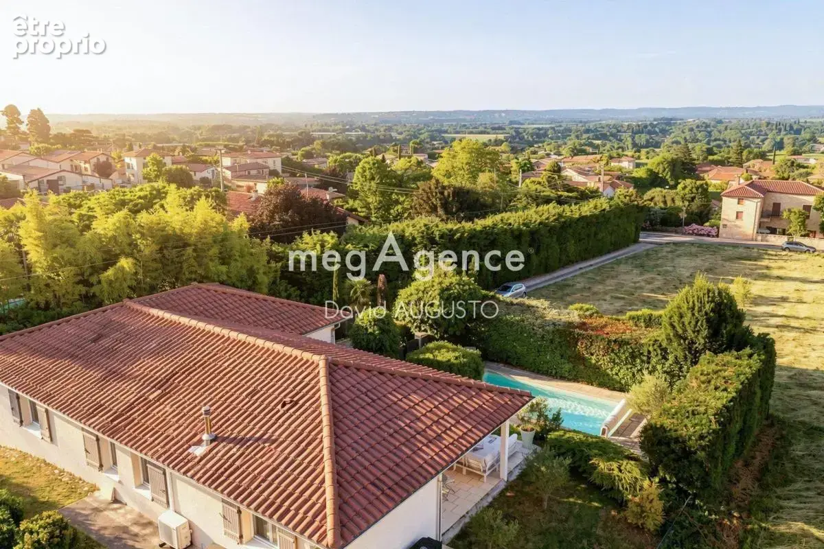 Maison avec vue, piscine chauffée, garage double et terrain de 700m2 - photo 2