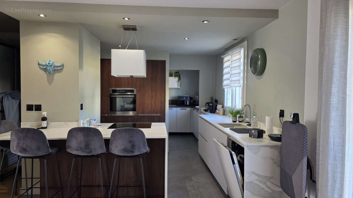 Très beau duplex de type 5 avec jardin, garage, et parking privatif. - photo 4